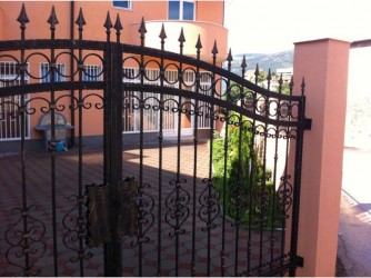 hotel-mostar-fence-parking